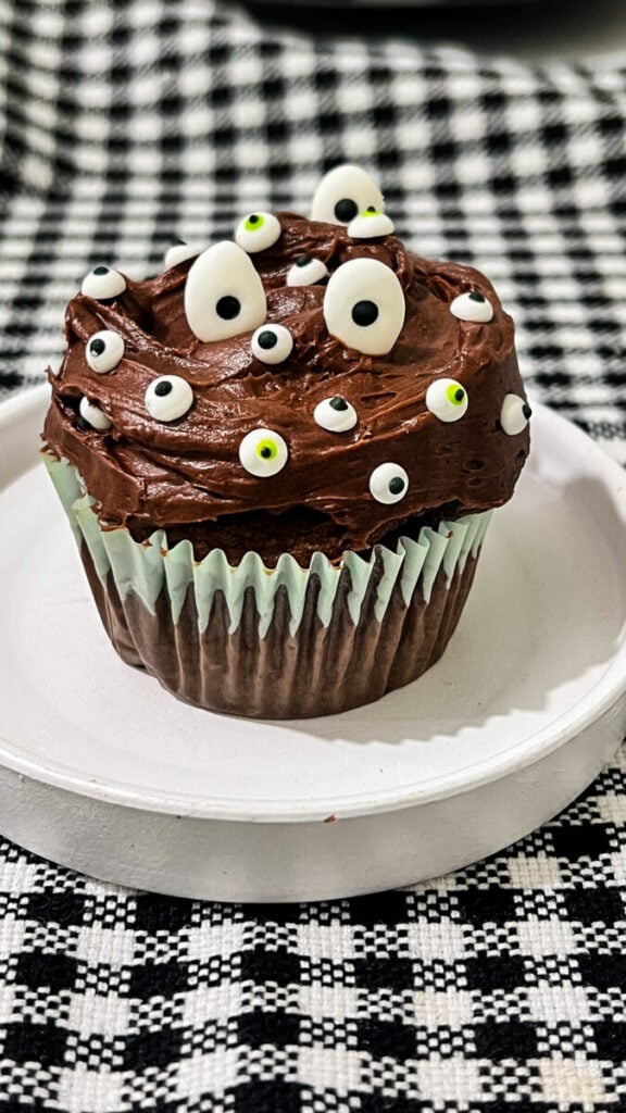 IMG_3057-576x1024 Halloween Monster Eyes Cupcakes