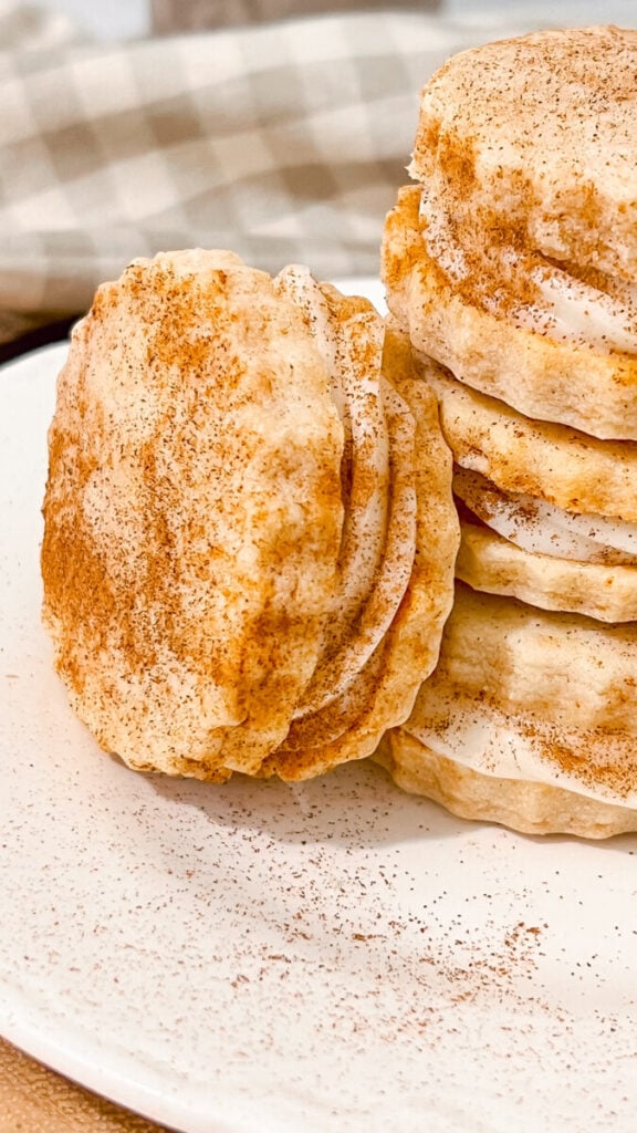 IMG_0346-576x1024 Cinnamon Roll Sandwich Cookies